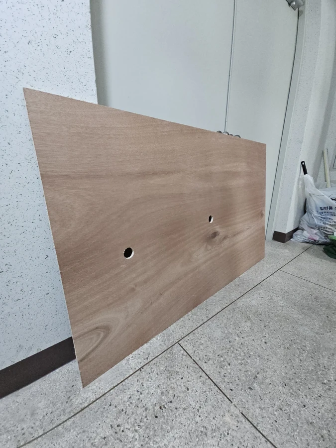 우드 무늬 천장재에 배선용 홀 가공