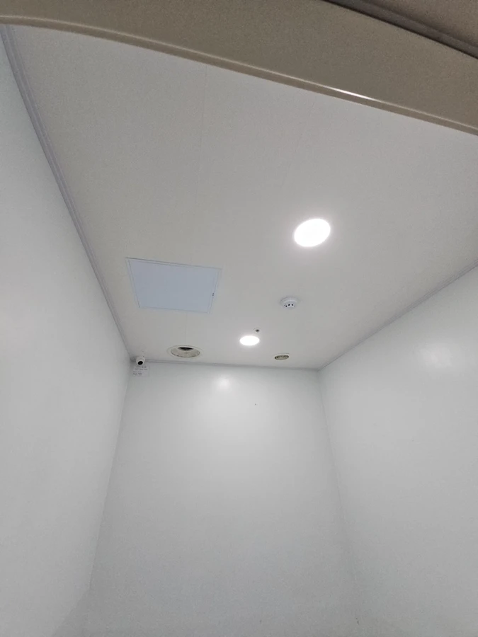 마감된 천장과 조명·점검구 설치 상태